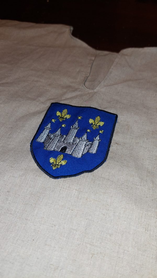Tenue chevalier avec écusson de la ville brodé