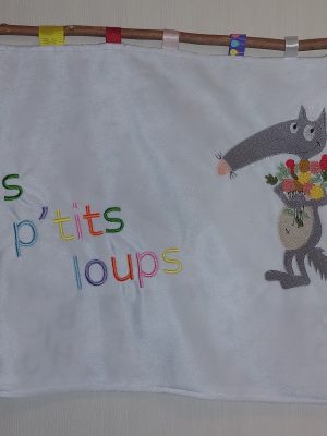 Décoration de porte brodée