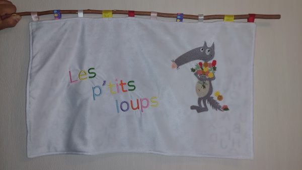 Décoration de porte brodée