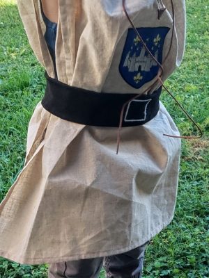 Tenue chevalier avec écusson de la ville brodé