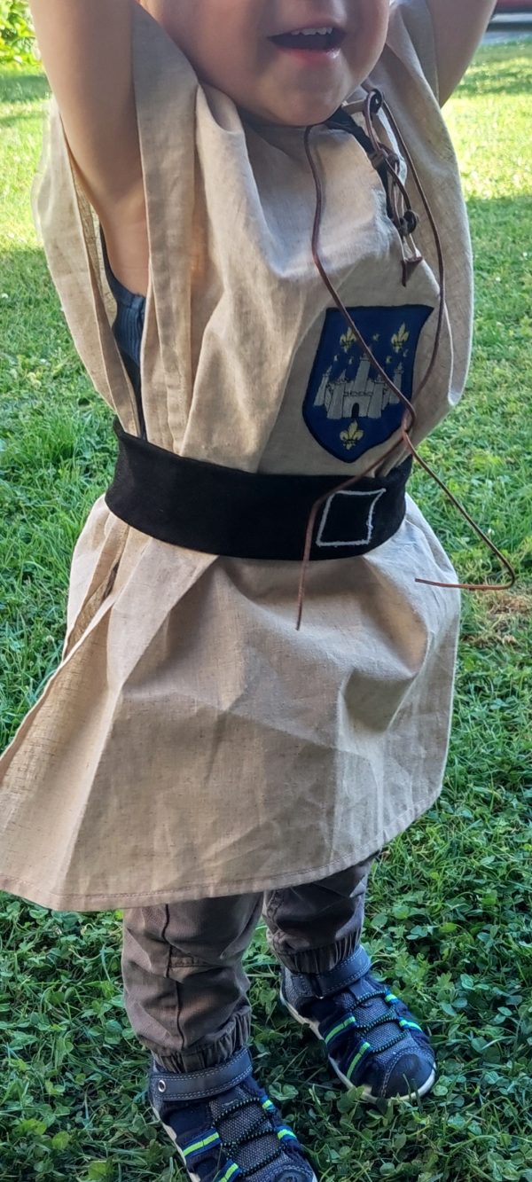 Tenue chevalier avec écusson de la ville brodé